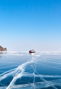 在冰上运输。气垫船。贝尔加湖上的冰