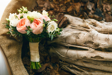 在一个木制的纹理上的婚礼花束