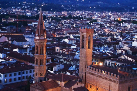 巴迪亚佛罗伦萨和晚上佛罗伦萨意大利巴杰罗宫的钟塔