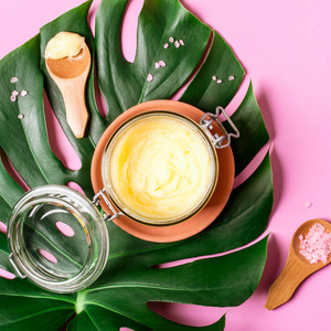 罐子里的纯酥油传统印度食品黄油酥油在玻璃罐子里照片