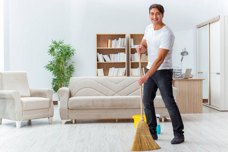 男人丈夫清洗房子帮助妻子照片