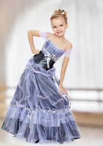 漂亮的小女孩在穿公主裙