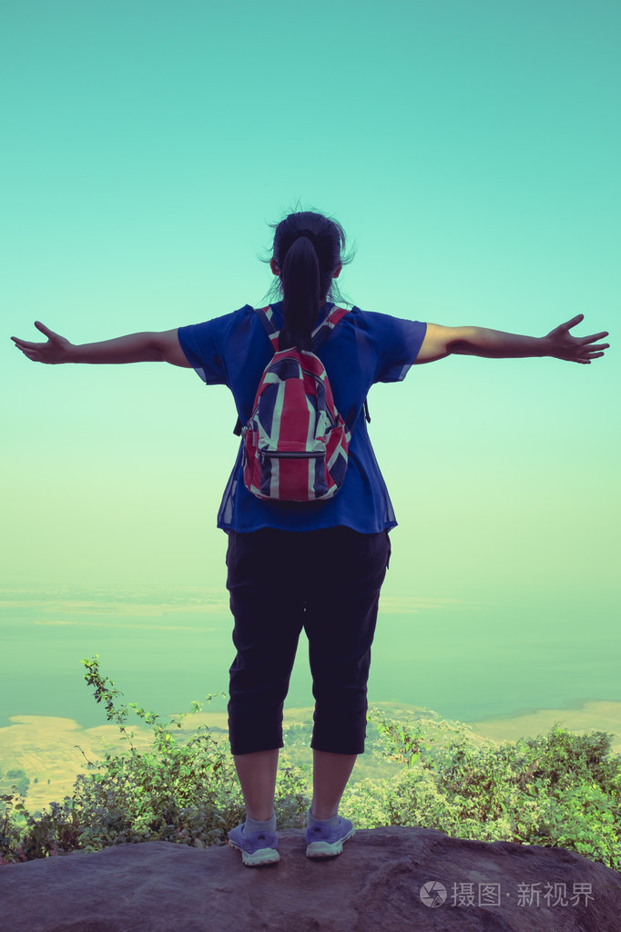 照片 伸展手臂度假的女人的背影.跨过程.jpg