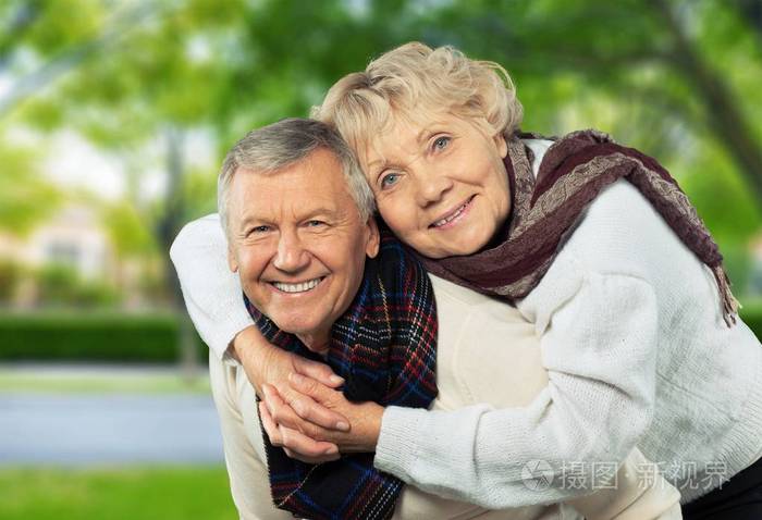 老年夫妇拥抱的肖像