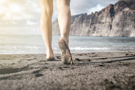 女人赤脚走在沙滩上, 夏日的灵感.
