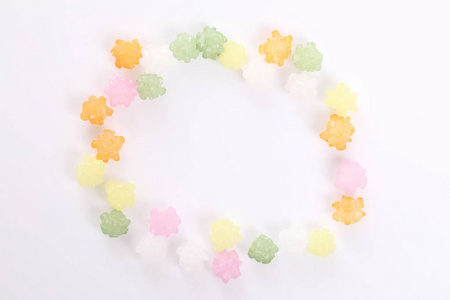 彩色果冻糖果在白色背景下分离的甜糖