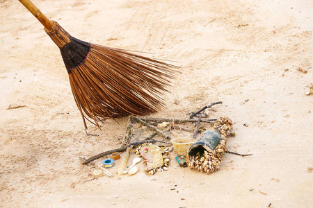 清理海滩上的垃圾人类活动造成的海洋环境问题