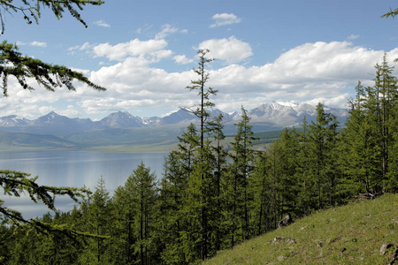 库苏古尔湖和山孟克Sardyk