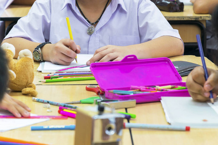 学生认真学习的课堂环境, 学生小组工作, 讨论工作