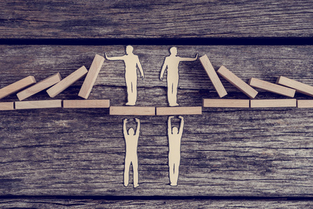 梁上在桥梁上的人支持他人的切口, 而他们防止照片