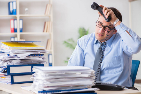 非常繁忙的商人在办公室工作照片