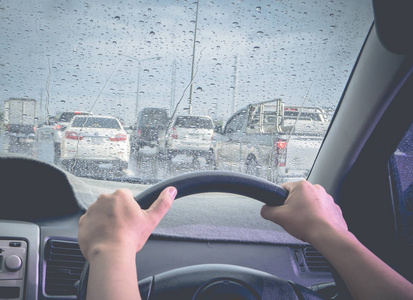 在雨天开车，雨滴在挡风玻璃上。 拍照f