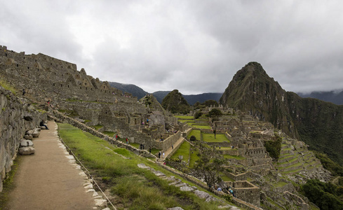 秘鲁马丘比丘, 2018年1月3日 在秘鲁马丘比丘的古印加城堡遗址遗迹中, 身份不明的人。每天有近2500游客访问马丘比丘