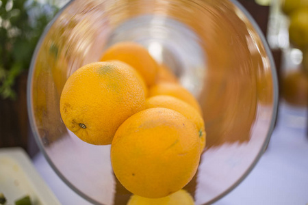 与热带水果自助餐的照片。橙和柠檬在桌子上