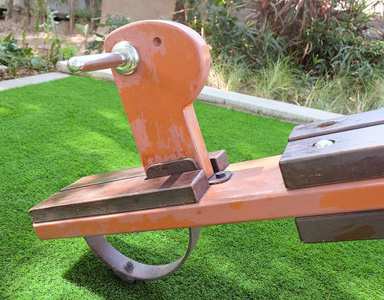 儿童游乐场, 木马跷跷板, 在户外公园摇晃蹒跚或跷跷板照片