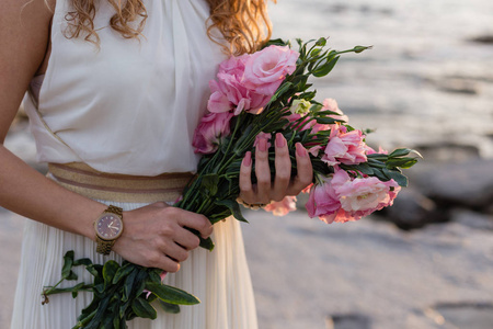 女人手里拿着粉色洋桔梗照片