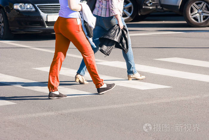 行人在人行横道上行走