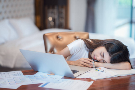 早晨学习亚洲女士在考试前努力工作, 直到早晨在她的卧室里看书, 这个