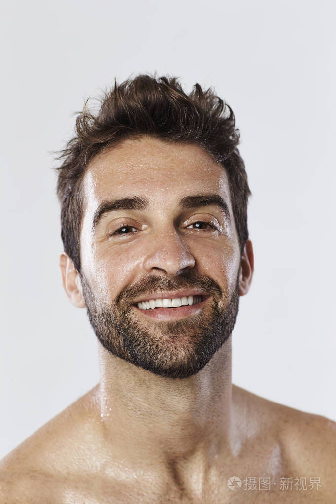 出汗的男人微笑着