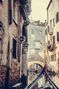 威尼斯，意大利。复古的效果筛选视图从缆车的时髦样式图像在运河穿越