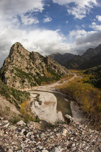 风景秀丽的山秋季景观与河