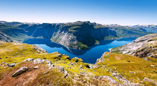 Ringedalsvatnet沃德在挪威特县自治市的蓝色湖泊。受欢迎的旅游胜地附近 Trolltunga 在晴朗的天气。美丽的