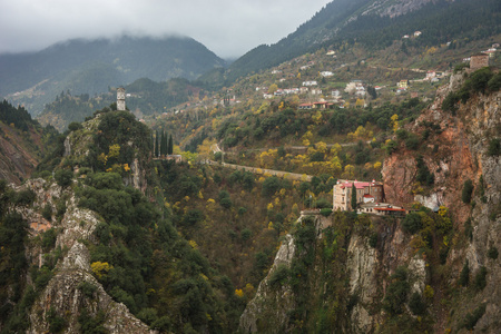 风景秀丽的山秋季景观与修道院