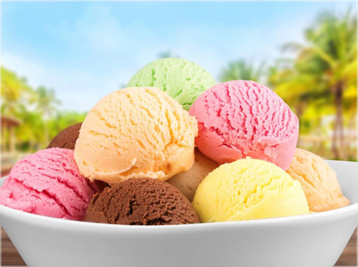 碗里的多彩冰淇淋球
