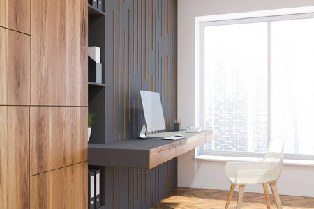 家庭书柜侧面视图的家庭办公室与灰色和木墙, 电脑表和书柜.