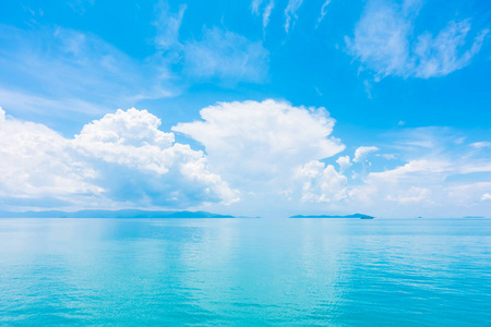 美丽的海和海洋与云彩在蓝天背景照片