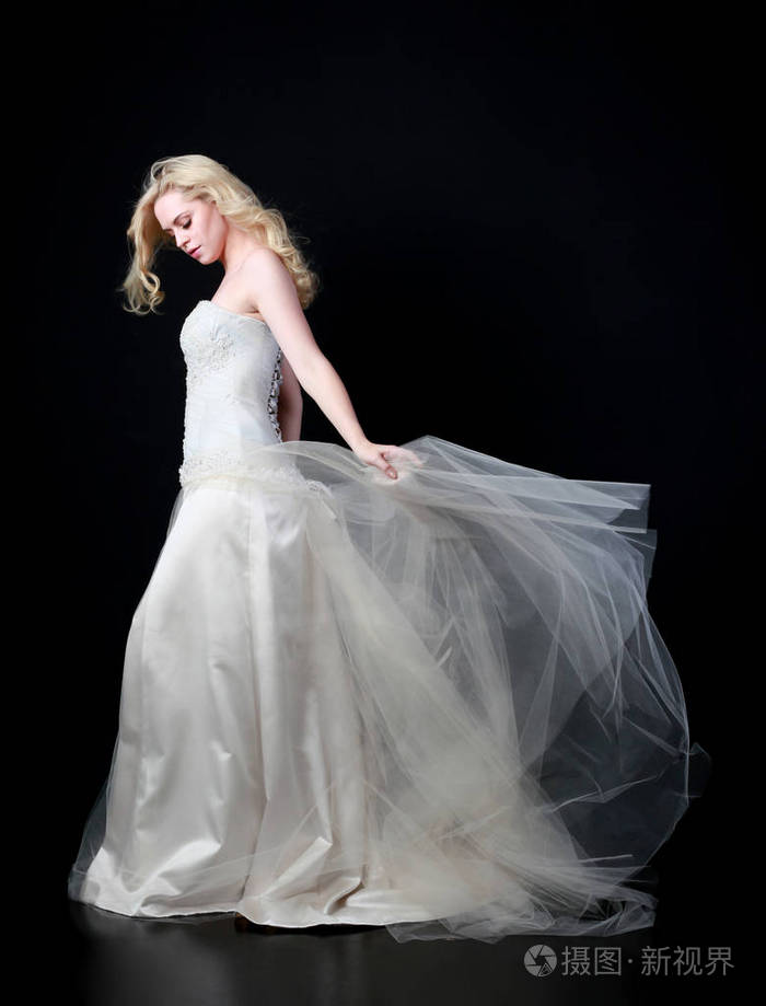 穿白色新娘礼服的模特全长肖像, 黑色背景站立姿势