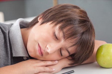 小学生睡觉图片