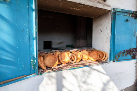 从 tandir 芝麻的传统乌兹别克大饼。