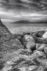 利古里亚海海岸线全景图。黑色和白色