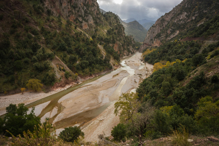 风景秀丽的山秋季景观与河