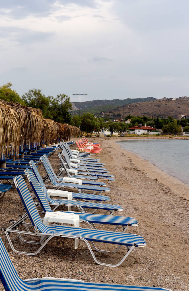 在多云的傍晚在海边的一片荒芜的海滩上晒太阳