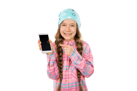 有趣的小女孩显示在白色背景下的空白屏幕的智能手机。玩游戏和观看视频