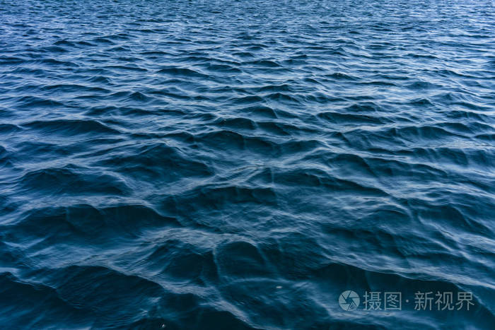 海的水面是蓝色的小波浪