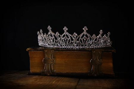 低的钻石关键旧书上的女王皇冠