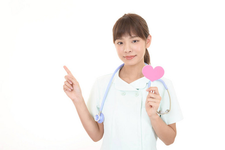 微笑亚洲护士与粉红色的心脏爱符号