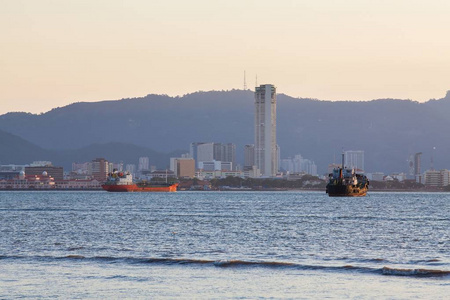 乔治城城市高层建筑的山和海，槟城马来西亚免烧视图