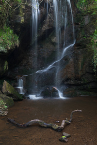 英国诺森伯兰国家公园 Roughting 的瀑布景观