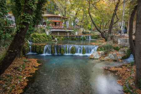 秋季景观河与小房子