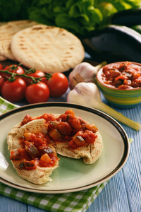 皮塔饼面包和蔬菜传播地中海厨房风格