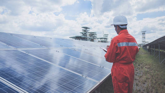 太阳能电站的运行与维护在太阳能发电厂太阳能发电厂进行检修和维修的工程团队, 致力于绿色能源的创新