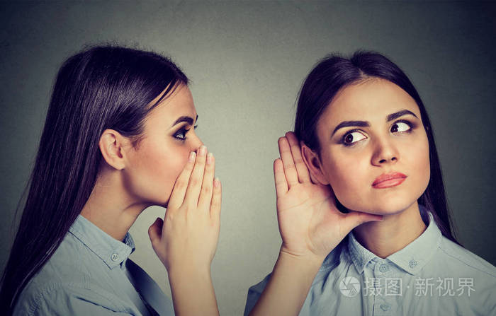 新的传闻女人在她耳边耳语