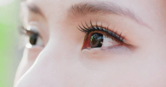 女人的眼睛闭上图片