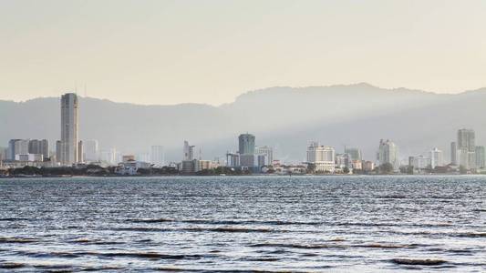 乔治城城市高层建筑的山和海，槟城马来西亚免烧视图