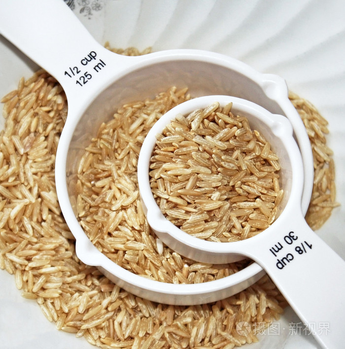 未煮熟的整粒糙米中两种不同大小量杯
