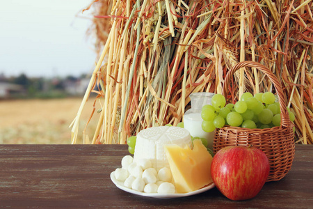 乳制品和水果。犹太节日五旬节的象征